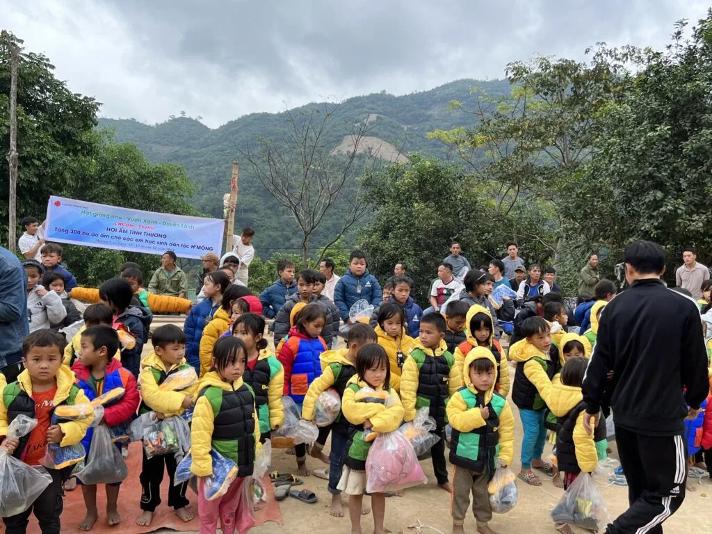 TRAO HƠI ẤM GIÁNG SINH CHO TRẺ EM VÙNG CAO