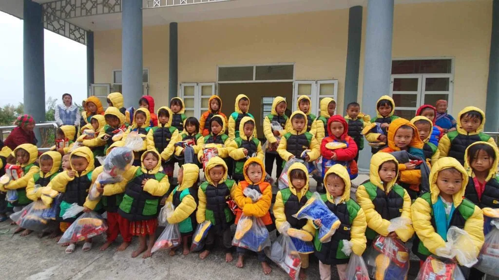 TRAO HƠI ẤM GIÁNG SINH CHO TRẺ EM VÙNG CAO