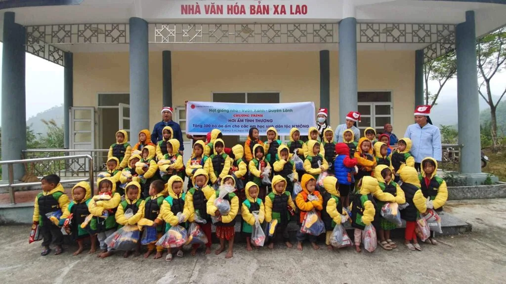TRAO HƠI ẤM GIÁNG SINH CHO TRẺ EM VÙNG CAO