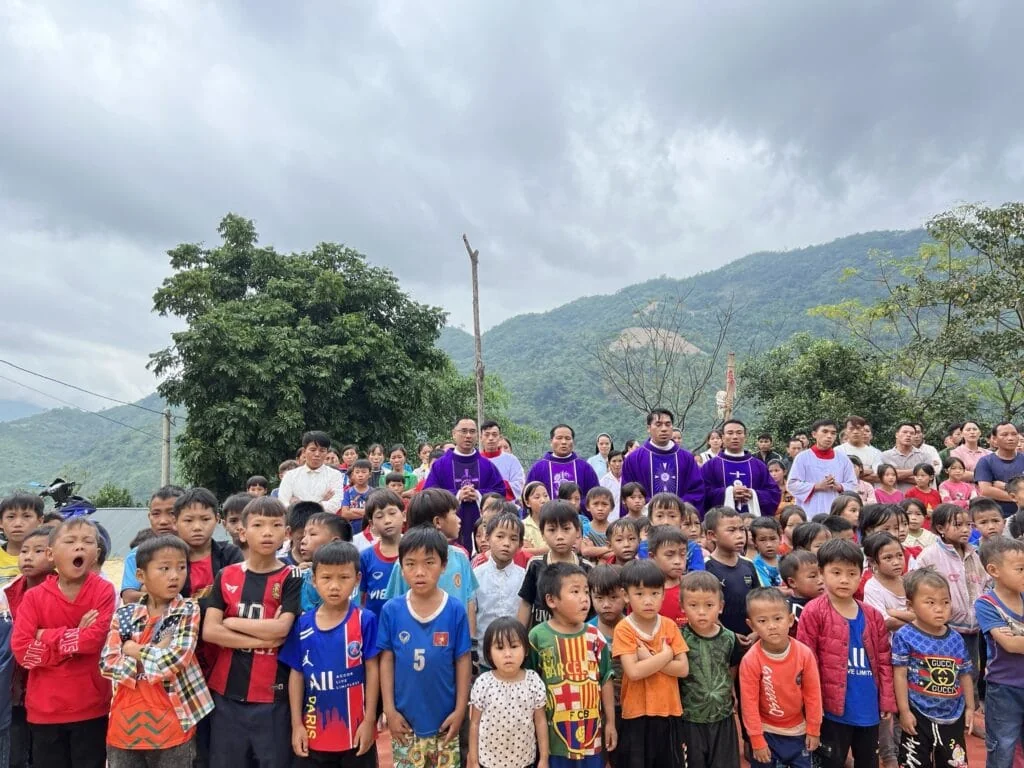 TRAO HƠI ẤM GIÁNG SINH CHO TRẺ EM VÙNG CAO