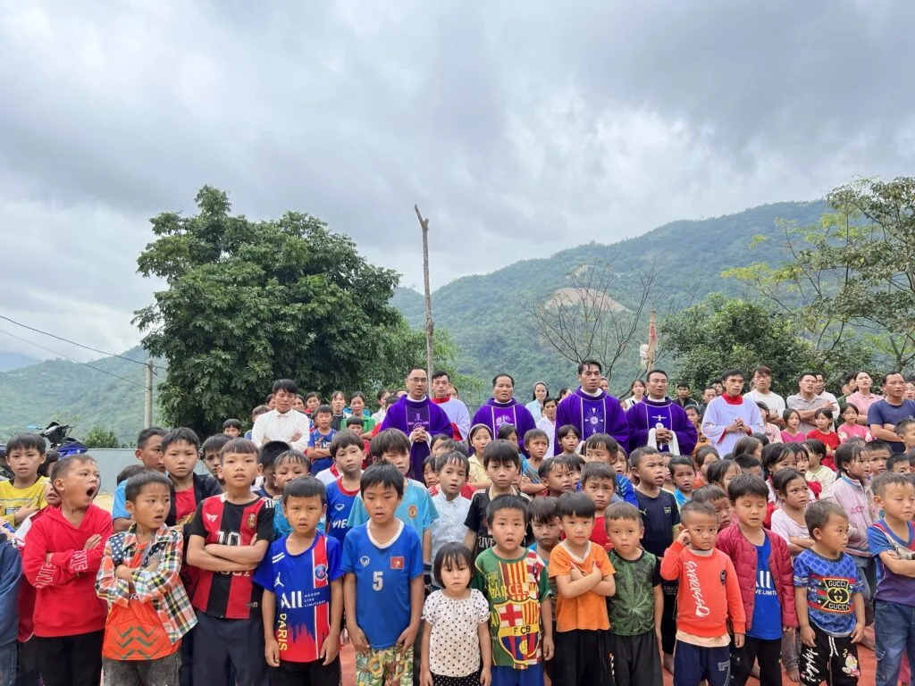 TRAO HƠI ẤM GIÁNG SINH CHO TRẺ EM VÙNG CAO