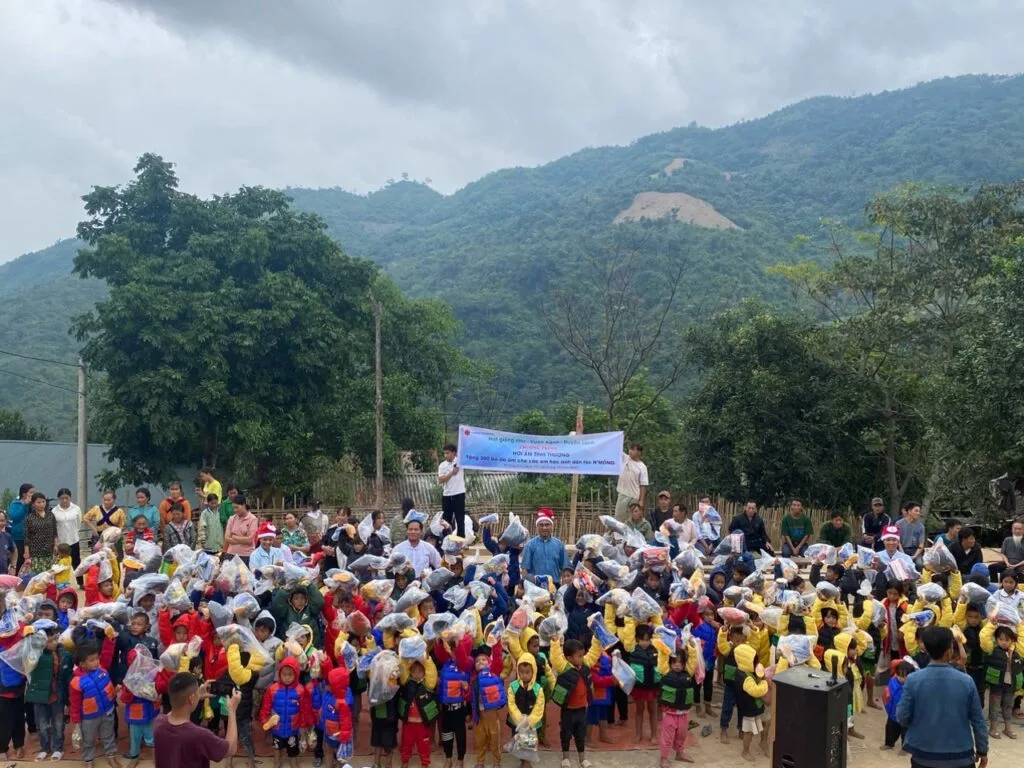 TRAO HƠI ẤM GIÁNG SINH CHO TRẺ EM VÙNG CAO