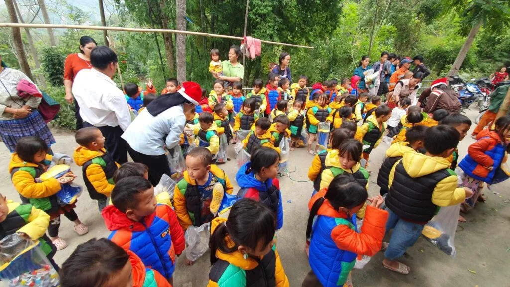 TRAO HƠI ẤM GIÁNG SINH CHO TRẺ EM VÙNG CAO