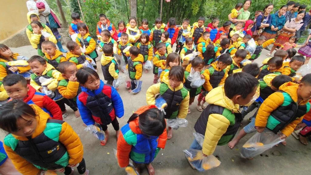 TRAO HƠI ẤM GIÁNG SINH CHO TRẺ EM VÙNG CAO