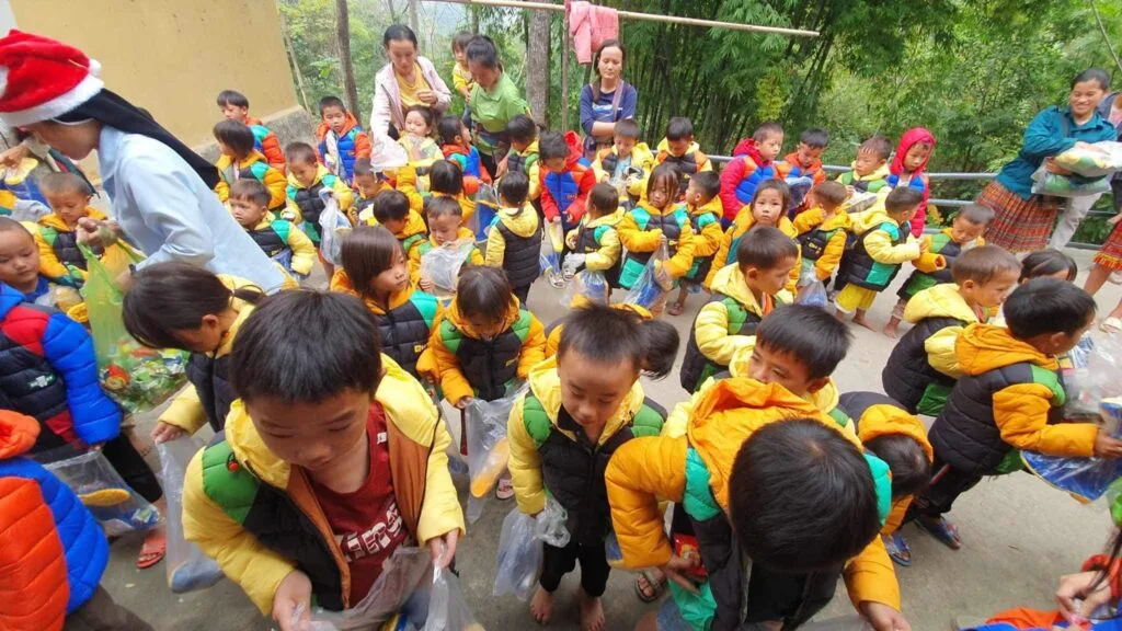 TRAO HƠI ẤM GIÁNG SINH CHO TRẺ EM VÙNG CAO
