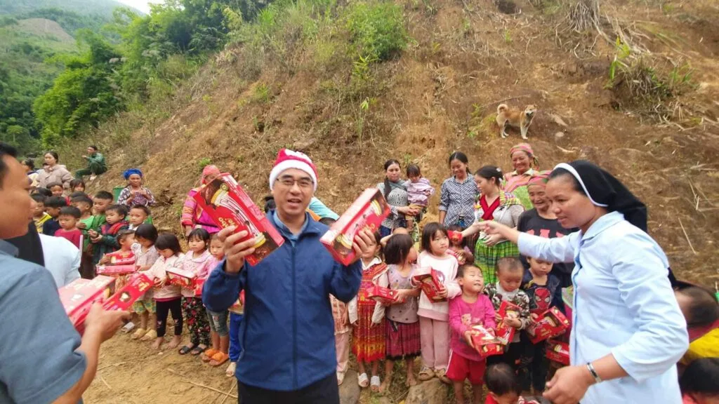TRAO HƠI ẤM GIÁNG SINH CHO TRẺ EM VÙNG CAO