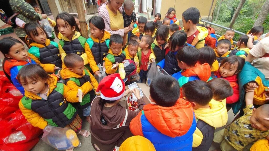 TRAO HƠI ẤM GIÁNG SINH CHO TRẺ EM VÙNG CAO