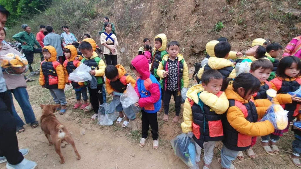 TRAO HƠI ẤM GIÁNG SINH CHO TRẺ EM VÙNG CAO