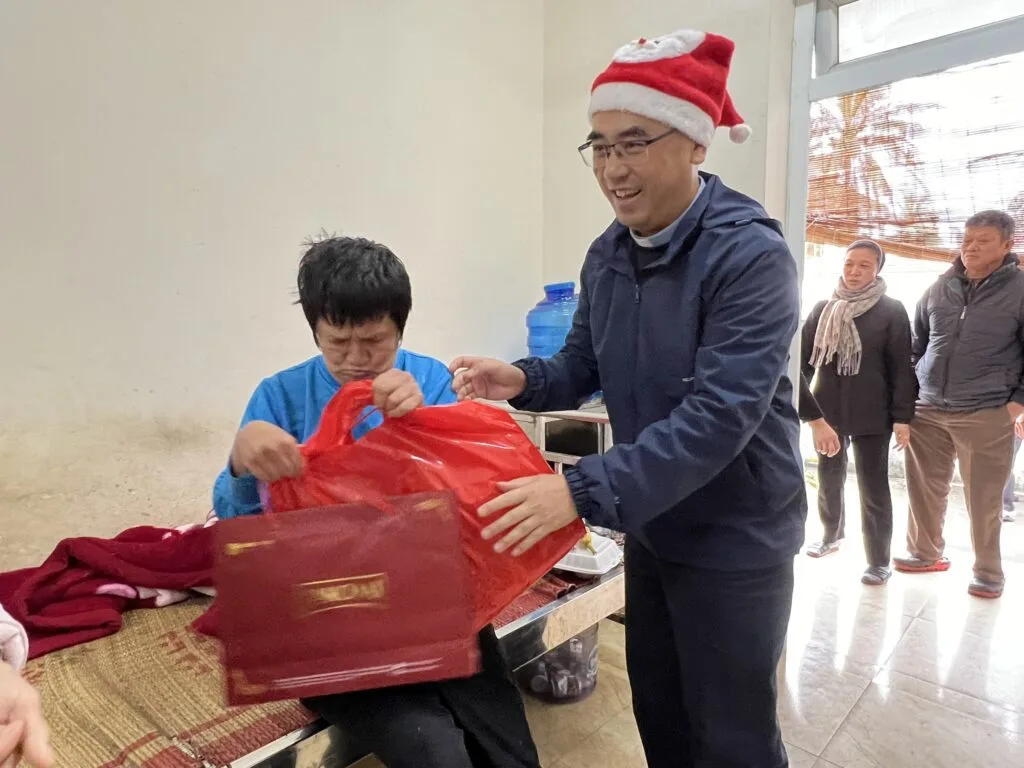 CARITAS THANH HOÁ THĂM VÀ TRAO QUÀ GIÁNG SINH CHO CÁC BỆNH NHÂN PHONG CÙI TẠI TRẠI PHONG QUỲNH LẬP, QUỲNH LƯU, NGHỆ AN
