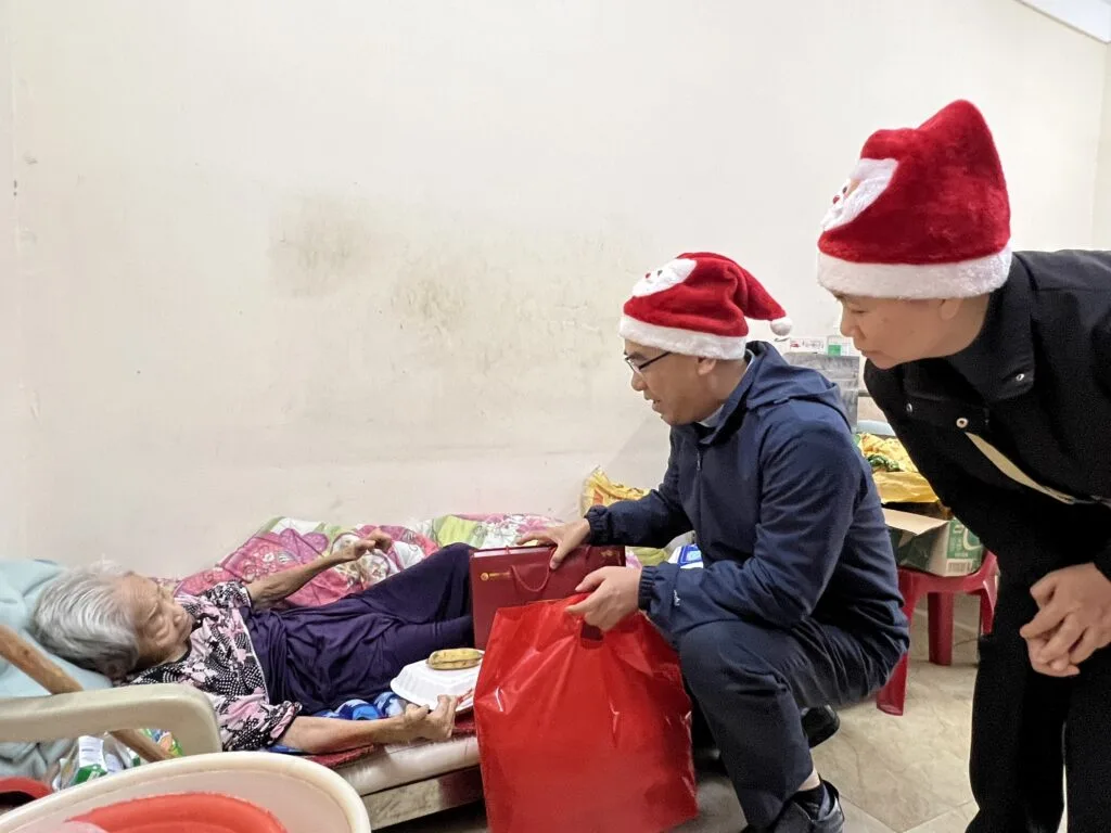 CARITAS THANH HOÁ THĂM VÀ TRAO QUÀ GIÁNG SINH CHO CÁC BỆNH NHÂN PHONG CÙI TẠI TRẠI PHONG QUỲNH LẬP, QUỲNH LƯU, NGHỆ AN