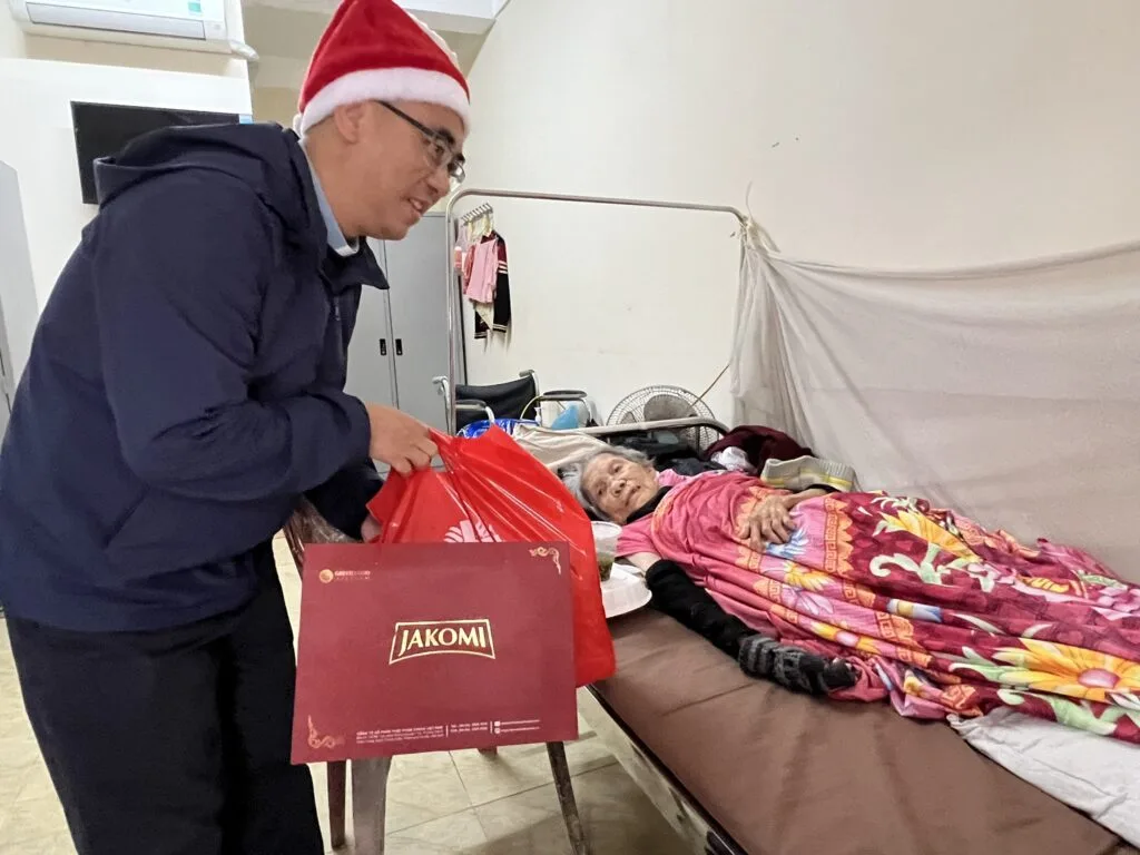 CARITAS THANH HOÁ THĂM VÀ TRAO QUÀ GIÁNG SINH CHO CÁC BỆNH NHÂN PHONG CÙI TẠI TRẠI PHONG QUỲNH LẬP, QUỲNH LƯU, NGHỆ AN
