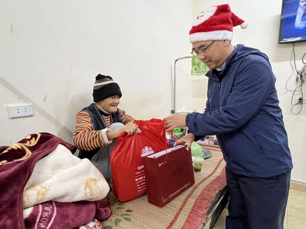 CARITAS THANH HOÁ THĂM VÀ TRAO QUÀ GIÁNG SINH CHO CÁC BỆNH NHÂN PHONG CÙI TẠI TRẠI PHONG QUỲNH LẬP, QUỲNH LƯU, NGHỆ AN
