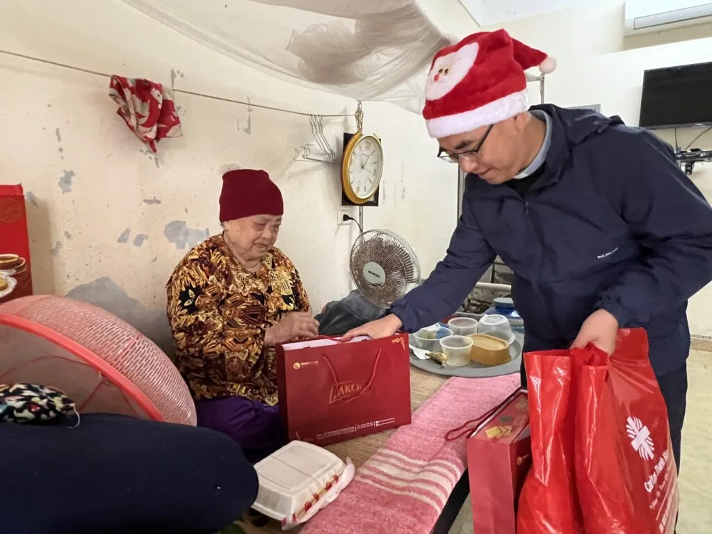 CARITAS THANH HOÁ THĂM VÀ TRAO QUÀ GIÁNG SINH CHO CÁC BỆNH NHÂN PHONG CÙI TẠI TRẠI PHONG QUỲNH LẬP, QUỲNH LƯU, NGHỆ AN