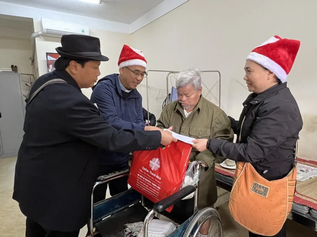 CARITAS THANH HOÁ THĂM VÀ TRAO QUÀ GIÁNG SINH CHO CÁC BỆNH NHÂN PHONG CÙI TẠI TRẠI PHONG QUỲNH LẬP, QUỲNH LƯU, NGHỆ AN