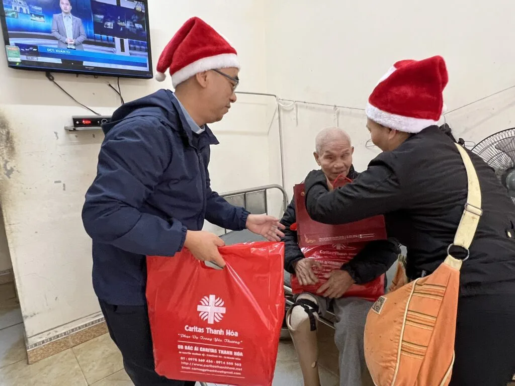 CARITAS THANH HOÁ THĂM VÀ TRAO QUÀ GIÁNG SINH CHO CÁC BỆNH NHÂN PHONG CÙI TẠI TRẠI PHONG QUỲNH LẬP, QUỲNH LƯU, NGHỆ AN
