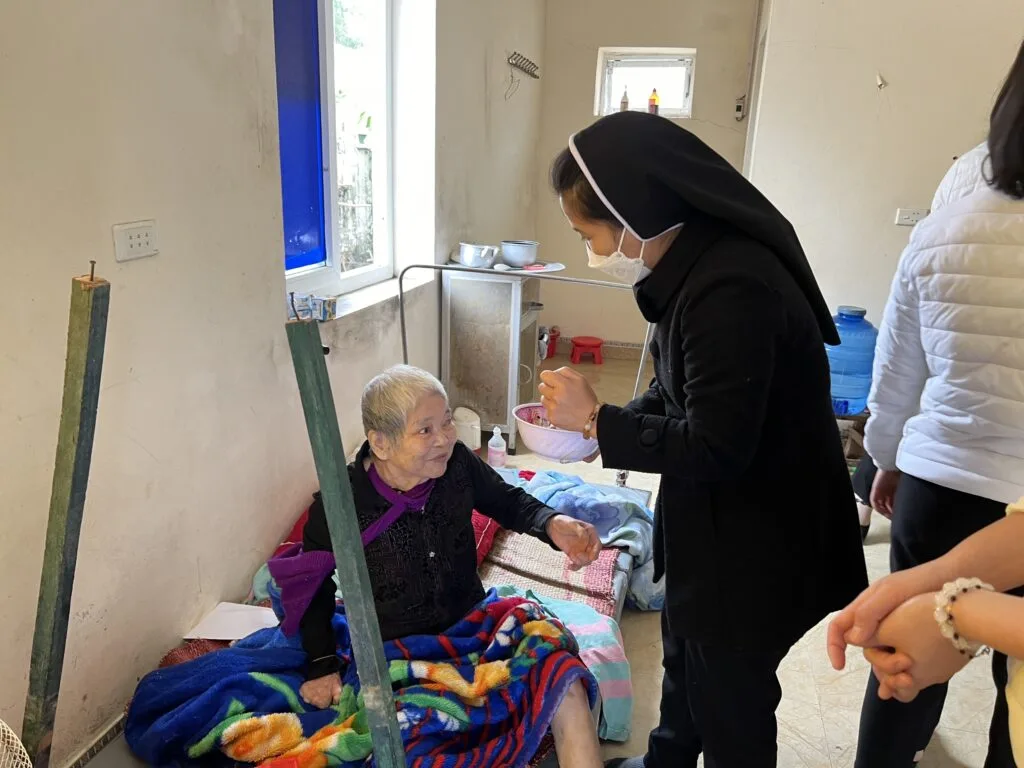 CARITAS THANH HOÁ THĂM VÀ TRAO QUÀ GIÁNG SINH CHO CÁC BỆNH NHÂN PHONG CÙI TẠI TRẠI PHONG QUỲNH LẬP, QUỲNH LƯU, NGHỆ AN