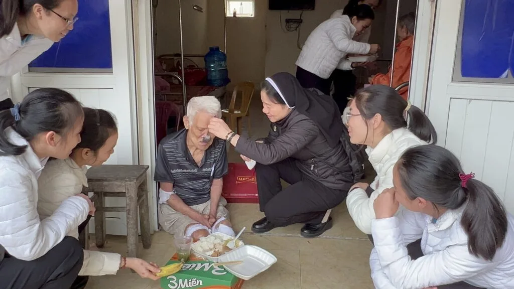 CARITAS THANH HOÁ THĂM VÀ TRAO QUÀ GIÁNG SINH CHO CÁC BỆNH NHÂN PHONG CÙI TẠI TRẠI PHONG QUỲNH LẬP, QUỲNH LƯU, NGHỆ AN