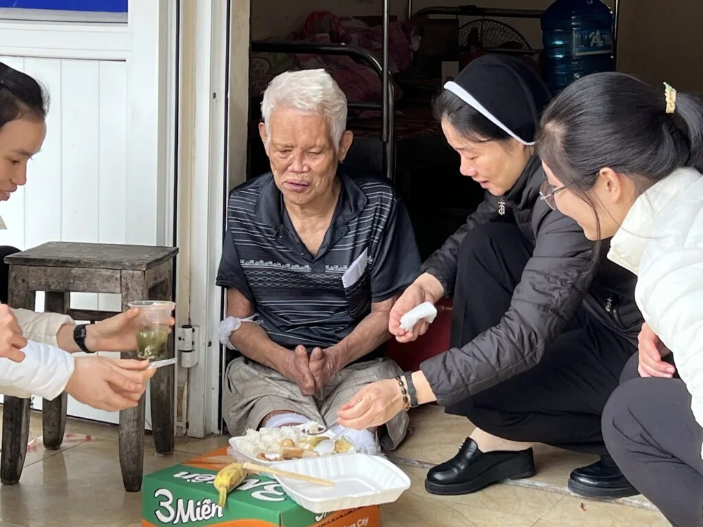 CARITAS THANH HOÁ THĂM VÀ TRAO QUÀ GIÁNG SINH CHO CÁC BỆNH NHÂN PHONG CÙI TẠI TRẠI PHONG QUỲNH LẬP, QUỲNH LƯU, NGHỆ AN