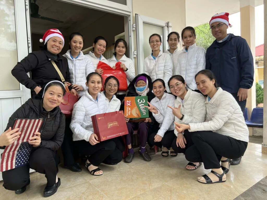 CARITAS THANH HOÁ THĂM VÀ TRAO QUÀ GIÁNG SINH CHO CÁC BỆNH NHÂN PHONG CÙI TẠI TRẠI PHONG QUỲNH LẬP, QUỲNH LƯU, NGHỆ AN