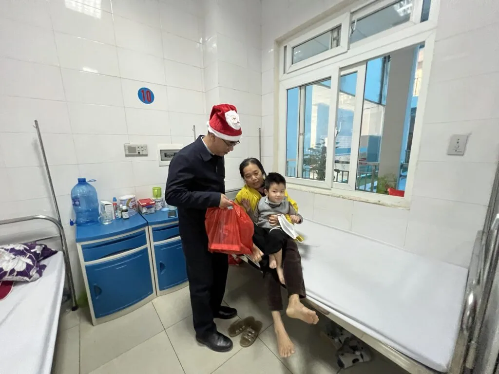 TRAO QUÀ GIÁNG SINH CHO 250 BỆNH NHÂN NHI TẠI BỆNH VIỆN NHI THANH HOÁ (Phần 1)