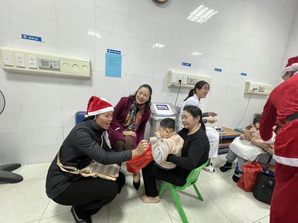 TRAO QUÀ GIÁNG SINH CHO 250 BỆNH NHÂN NHI TẠI BỆNH VIỆN NHI THANH HOÁ (Phần 1)