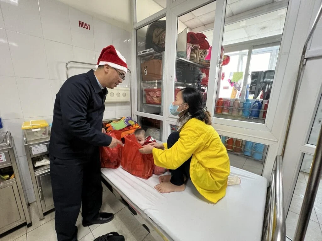 TRAO QUÀ GIÁNG SINH CHO 250 BỆNH NHÂN NHI TẠI BỆNH VIỆN NHI THANH HOÁ (Phần 1)
