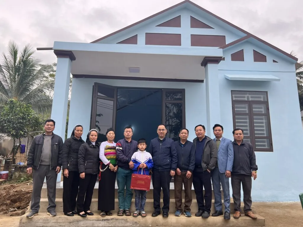 TRAO NHÀ TÌNH THƯƠNG CHO GIA ĐÌNH CHỊ PHẠM THỊ GIANG, XÃ PHÚC THỊNH, HUYỆN NGỌC LẶC, TỈNH THANH HOÁ