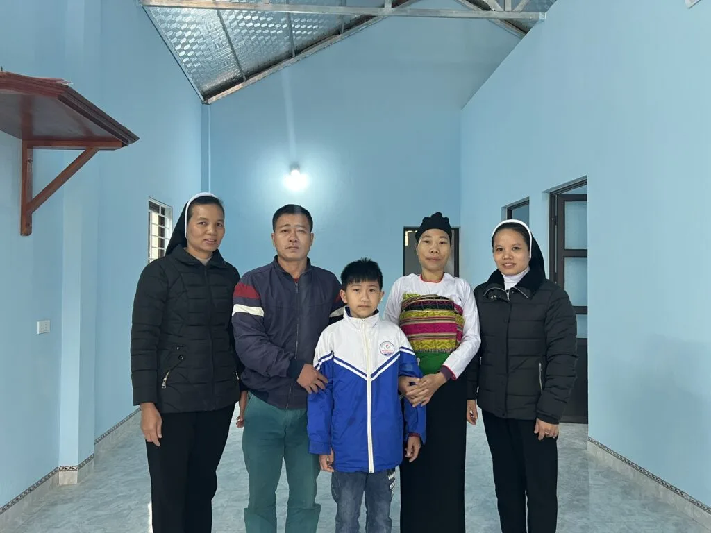 TRAO NHÀ TÌNH THƯƠNG CHO GIA ĐÌNH CHỊ PHẠM THỊ GIANG, XÃ PHÚC THỊNH, HUYỆN NGỌC LẶC, TỈNH THANH HOÁ