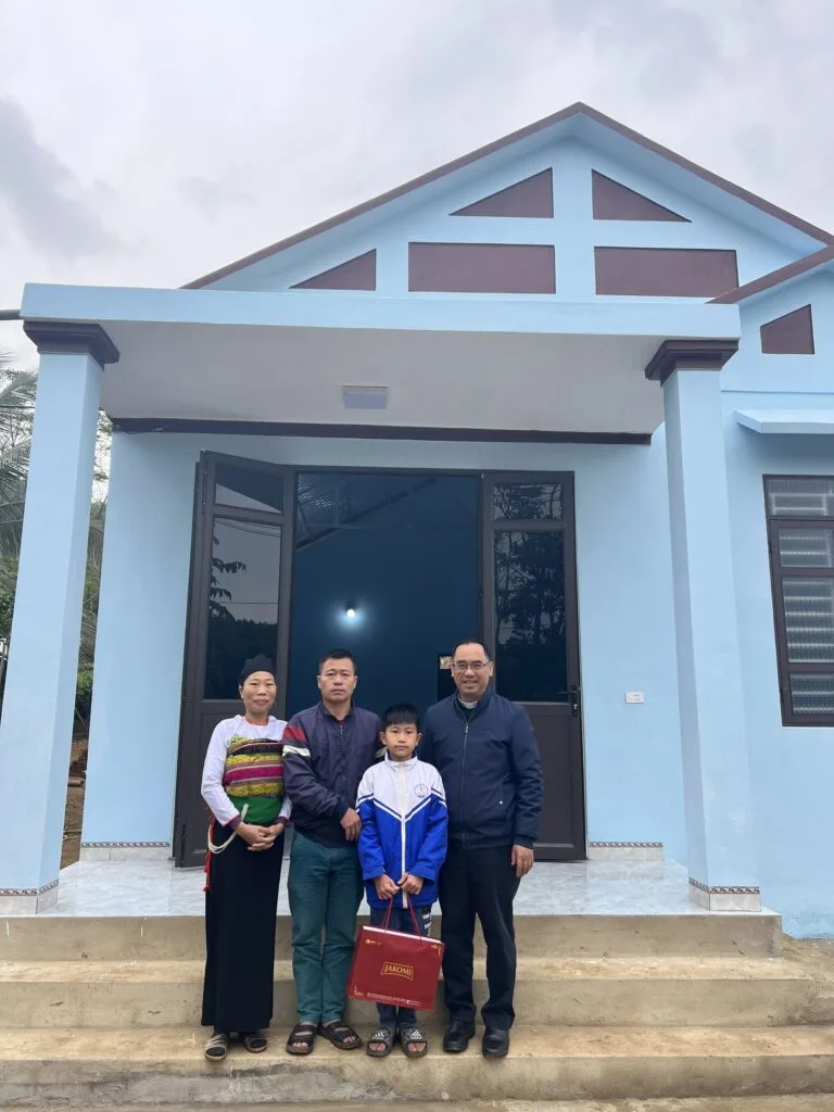 TRAO NHÀ TÌNH THƯƠNG CHO GIA ĐÌNH CHỊ PHẠM THỊ GIANG, XÃ PHÚC THỊNH, HUYỆN NGỌC LẶC, TỈNH THANH HOÁ