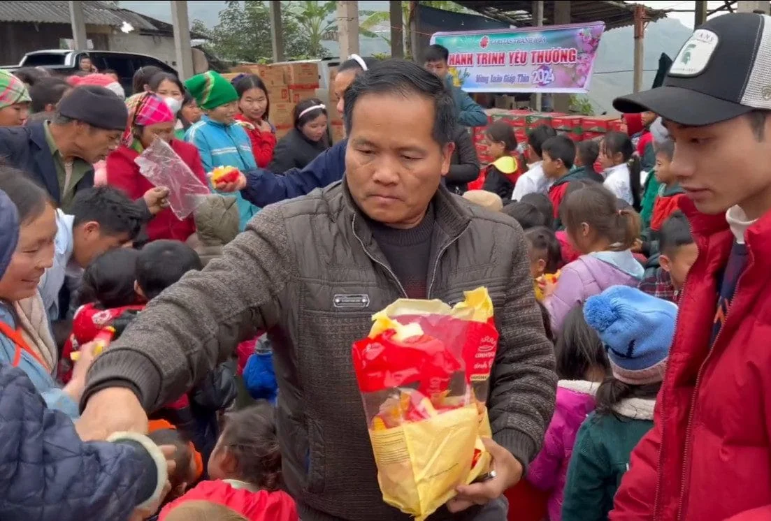 MANG CHÚT HƯƠNG VỊ NGỌT NGÀI ĐẾN VỚI CÁC EM DÂN TỘC