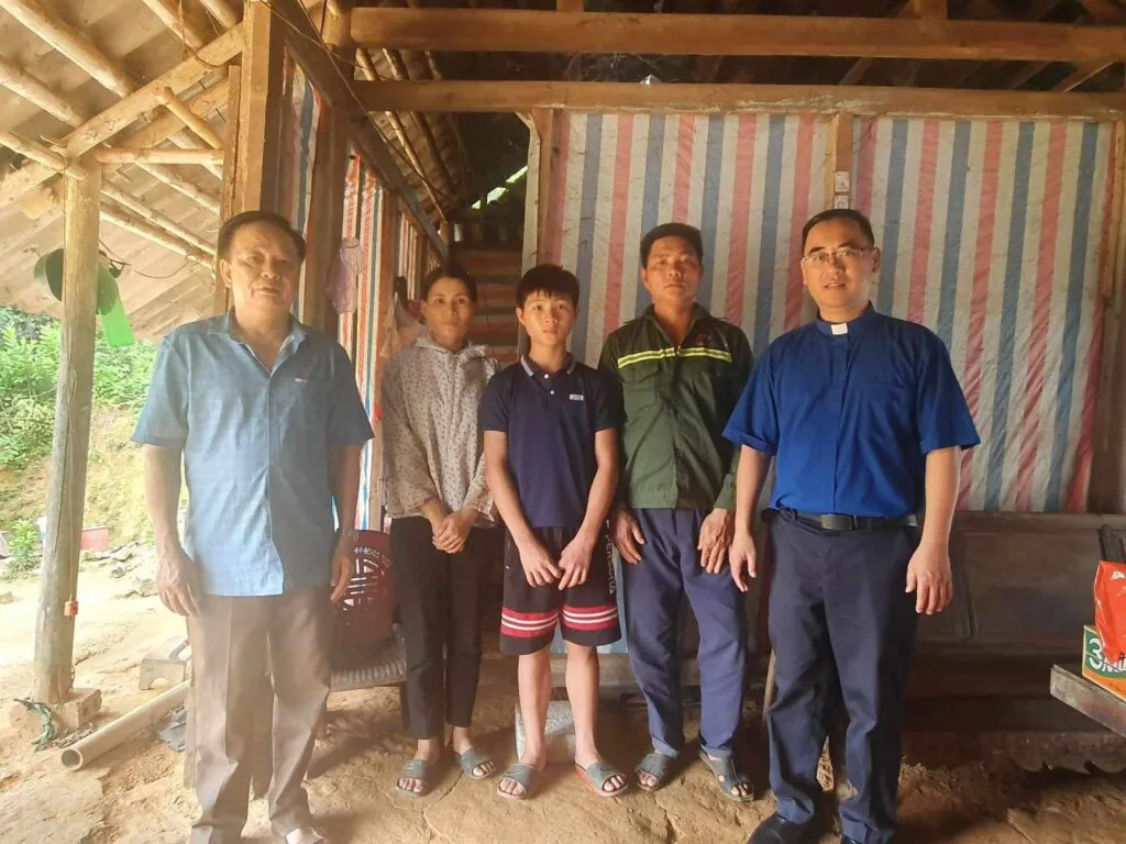 NHỮNG CĂN NHÀ TRONG MƠ CỦA CÁC GIA ĐÌNH DÂN TỘC VÀ DÂN CHÀI