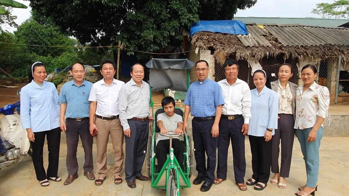 CARITAS THANH HOÁ TRAO XE LẮC CHO NGƯỜI KHUYẾT TẬT