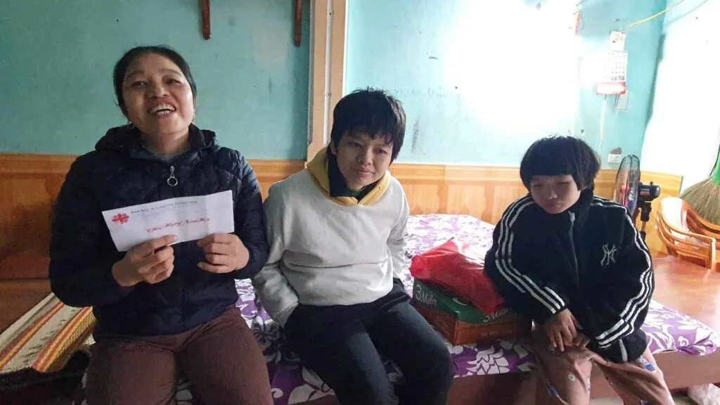 TRAO NHỮNG MÓN QUÀ TẾT THẬT Ý NGHĨA CHO NGƯỜI NGHÈO TẠI HUYỆN THỌ XUÂN