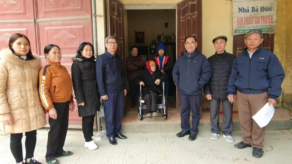 TRAO NHỮNG MÓN QUÀ TẾT THẬT Ý NGHĨA CHO NGƯỜI NGHÈO TẠI HUYỆN THỌ XUÂN