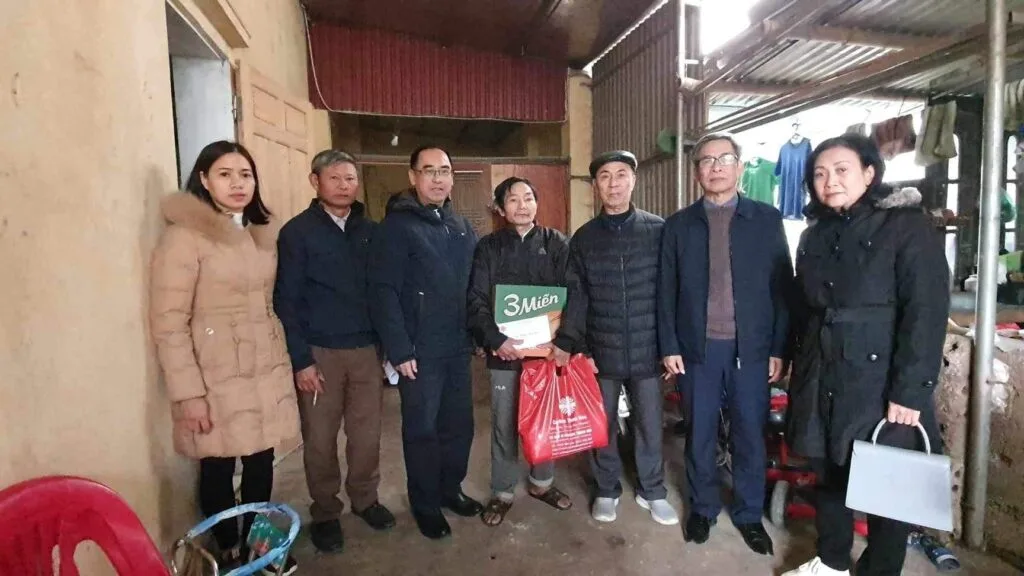 TRAO NHỮNG MÓN QUÀ TẾT THẬT Ý NGHĨA CHO NGƯỜI NGHÈO TẠI HUYỆN THỌ XUÂN