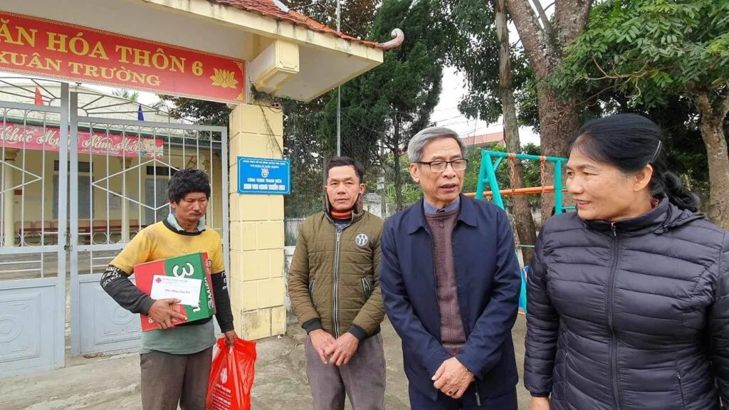 TRAO NHỮNG MÓN QUÀ TẾT THẬT Ý NGHĨA CHO NGƯỜI NGHÈO TẠI HUYỆN THỌ XUÂN