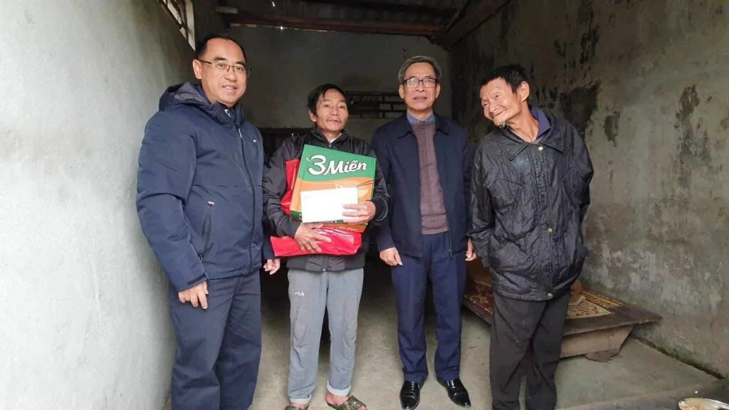 TRAO NHỮNG MÓN QUÀ TẾT THẬT Ý NGHĨA CHO NGƯỜI NGHÈO TẠI HUYỆN THỌ XUÂN