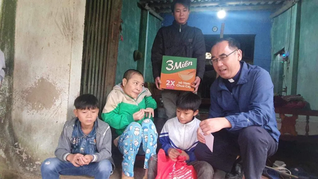 MỘT GIA ĐÌNH LUÔN BỊ KHỔ ĐAU ĐEO BÁM VÀ BỦA VÂY