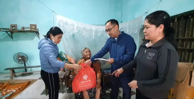 Trao Xe Lăn Cho Người Khuyết Tật - Caritas Thanh Hóa