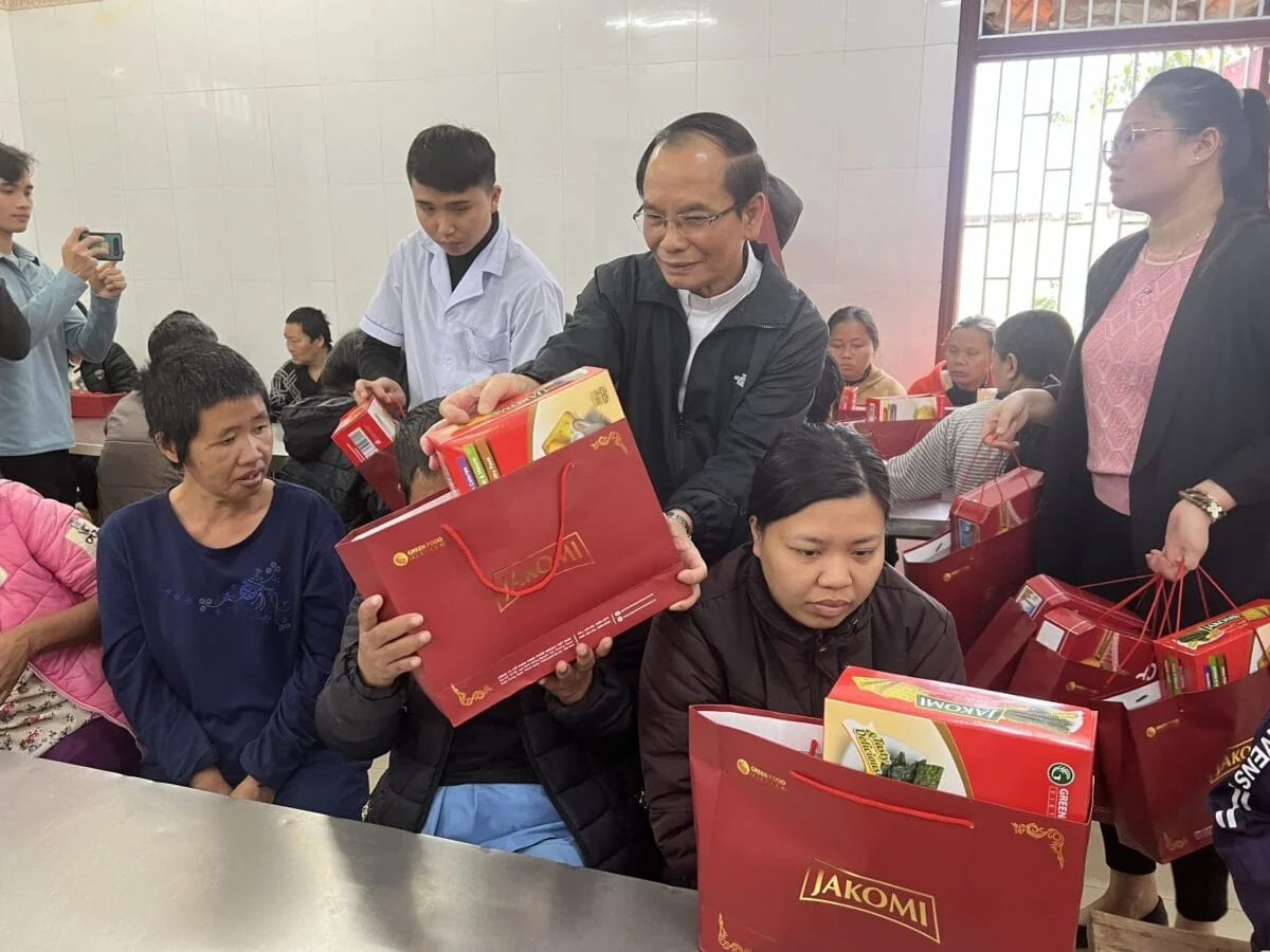 TÒA GIÁM MỤC THANH HOÁ THĂM VÀ TẶNG QUÀ TẾT CHO CÁC BỆNH NHÂN TÂM THẦN TẠI TRUNG TÂM BẢO TRỢ XÃ HỘI THANH HOÁ
