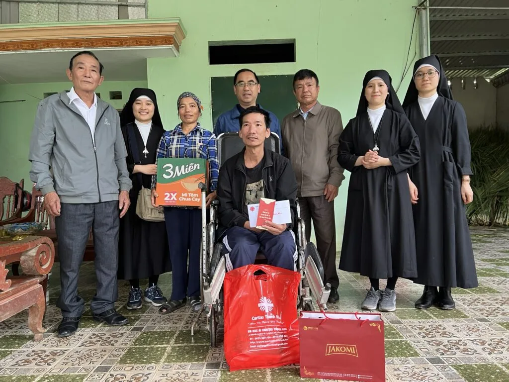 TRAO QUÀ TẾT CHO CÁC GIA ĐÌNH KHÓ KHĂN HUYỆN NÔNG CỐNG