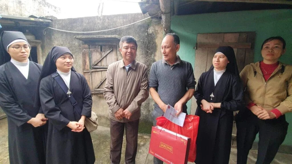 TRAO QUÀ TẾT CHO CÁC GIA ĐÌNH KHÓ KHĂN HUYỆN NÔNG CỐNG