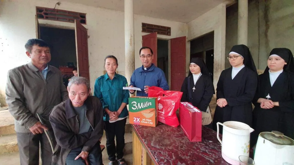 TRAO QUÀ TẾT CHO CÁC GIA ĐÌNH KHÓ KHĂN HUYỆN NÔNG CỐNG
