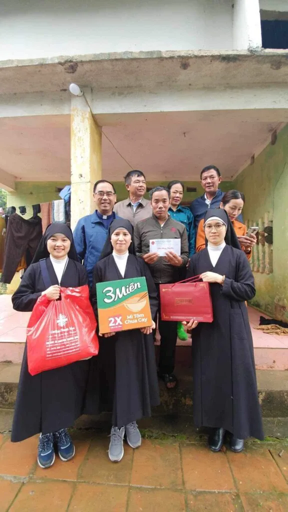 TRAO QUÀ TẾT CHO CÁC GIA ĐÌNH KHÓ KHĂN HUYỆN NÔNG CỐNG