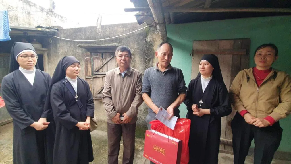 TRAO QUÀ TẾT CHO CÁC GIA ĐÌNH KHÓ KHĂN HUYỆN NÔNG CỐNG