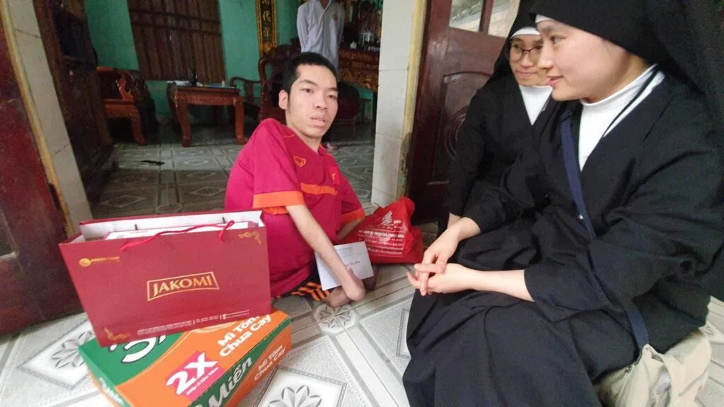 TRAO QUÀ TẾT CHO CÁC GIA ĐÌNH KHÓ KHĂN HUYỆN NÔNG CỐNG