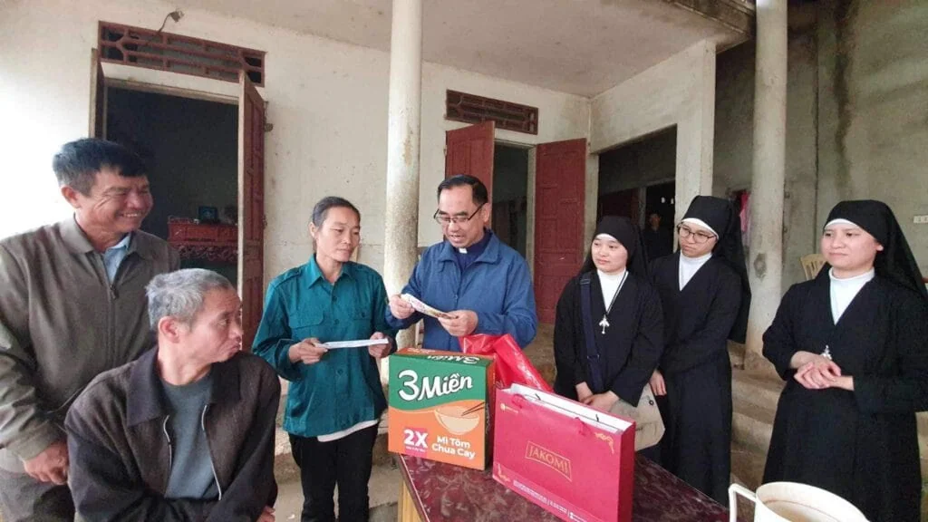 TRAO QUÀ TẾT CHO CÁC GIA ĐÌNH KHÓ KHĂN HUYỆN NÔNG CỐNG