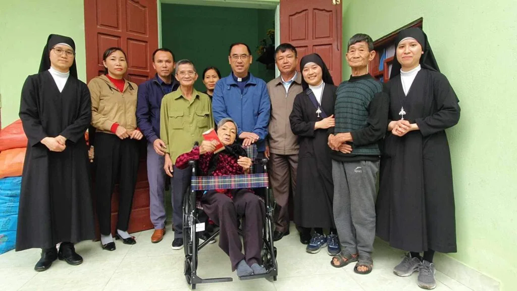 TRAO QUÀ TẾT CHO CÁC GIA ĐÌNH KHÓ KHĂN HUYỆN NÔNG CỐNG