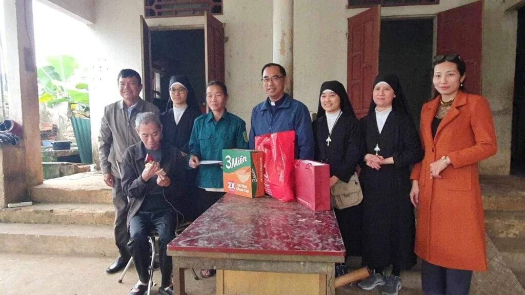 TRAO QUÀ TẾT CHO CÁC GIA ĐÌNH KHÓ KHĂN HUYỆN NÔNG CỐNG