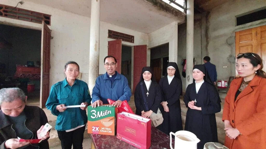 TRAO QUÀ TẾT CHO CÁC GIA ĐÌNH KHÓ KHĂN HUYỆN NÔNG CỐNG